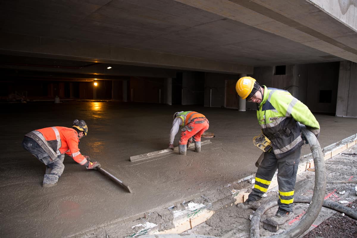 Rakennustyömaa Helsingin Kuninkaantammessa.