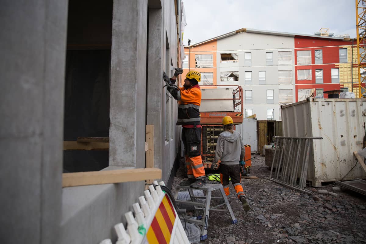 Rakennustyömaa Helsingin Kuninkaantammessa.