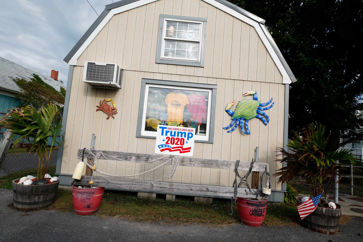 Trump 2020 -kyltti kaupan seinässä.
