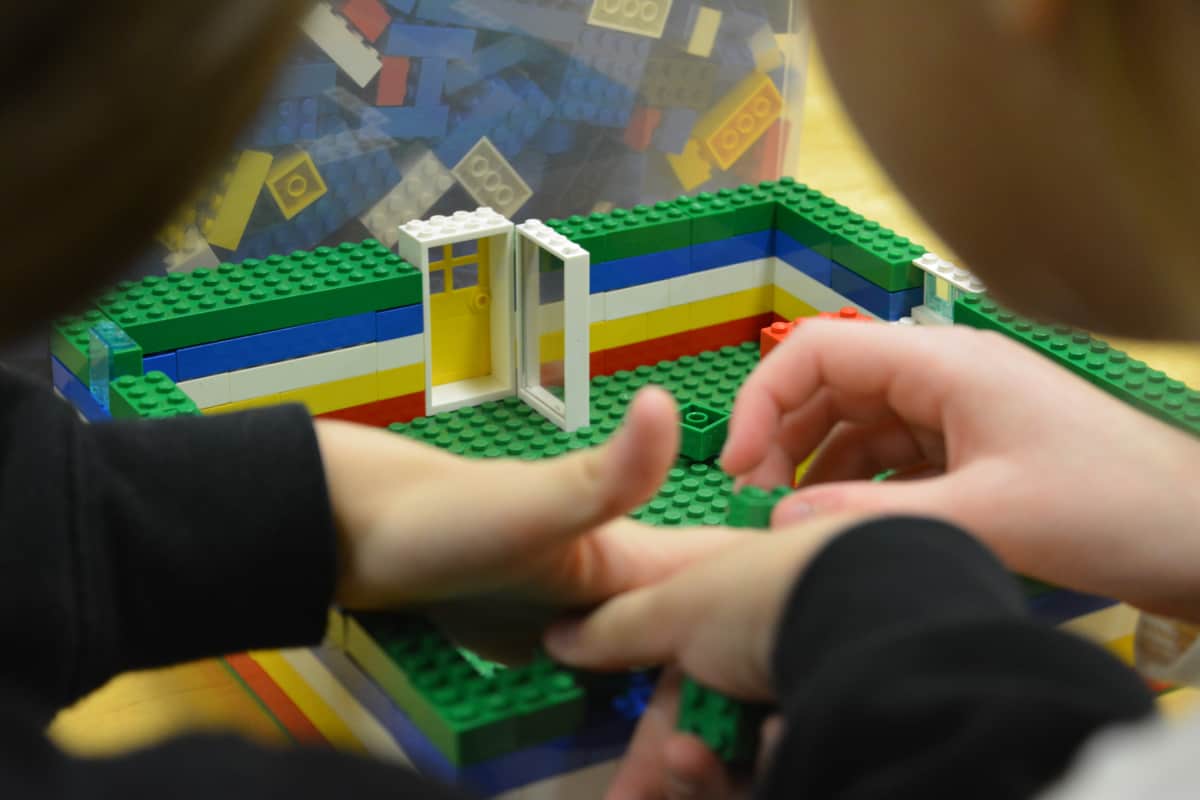 Lapset rakentavat Legoista taloa
