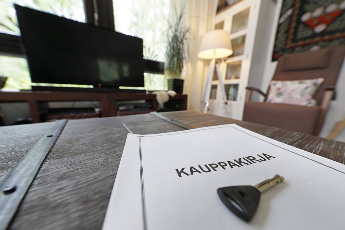 Kauppakirja pöydällä.