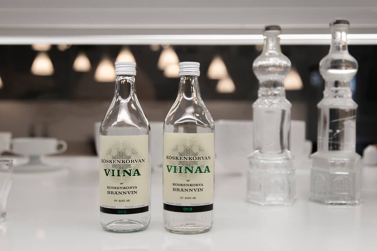 Wirkkalan suunnittelema Koskenkorva-pullo etiketteineen