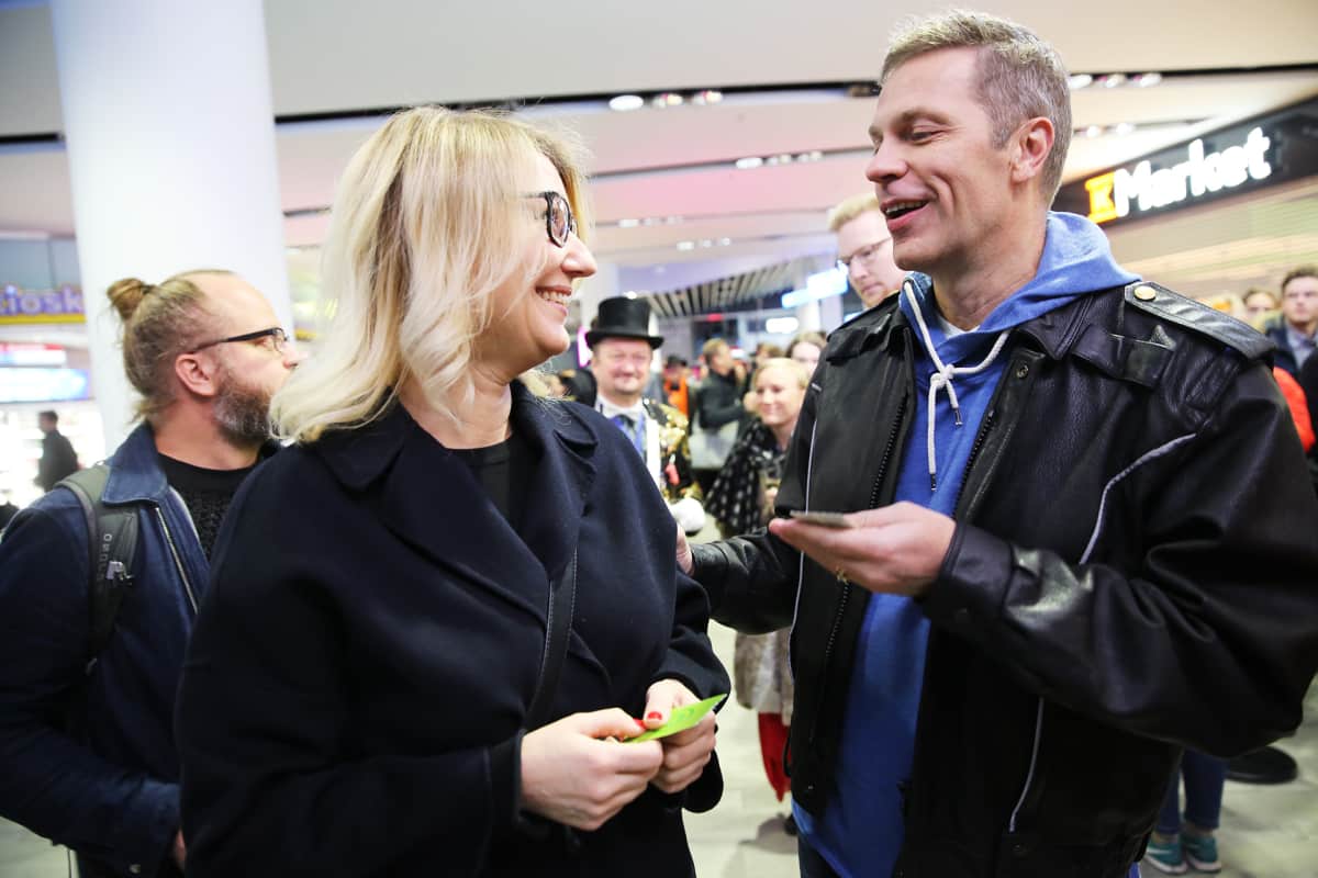 Maria Guzenina ja Jari Sarasvuo matkalla metroon.