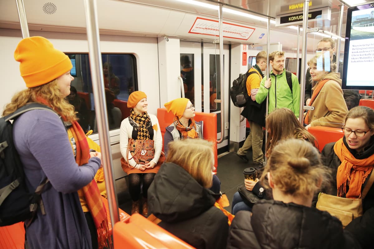 Metromatkustajia.