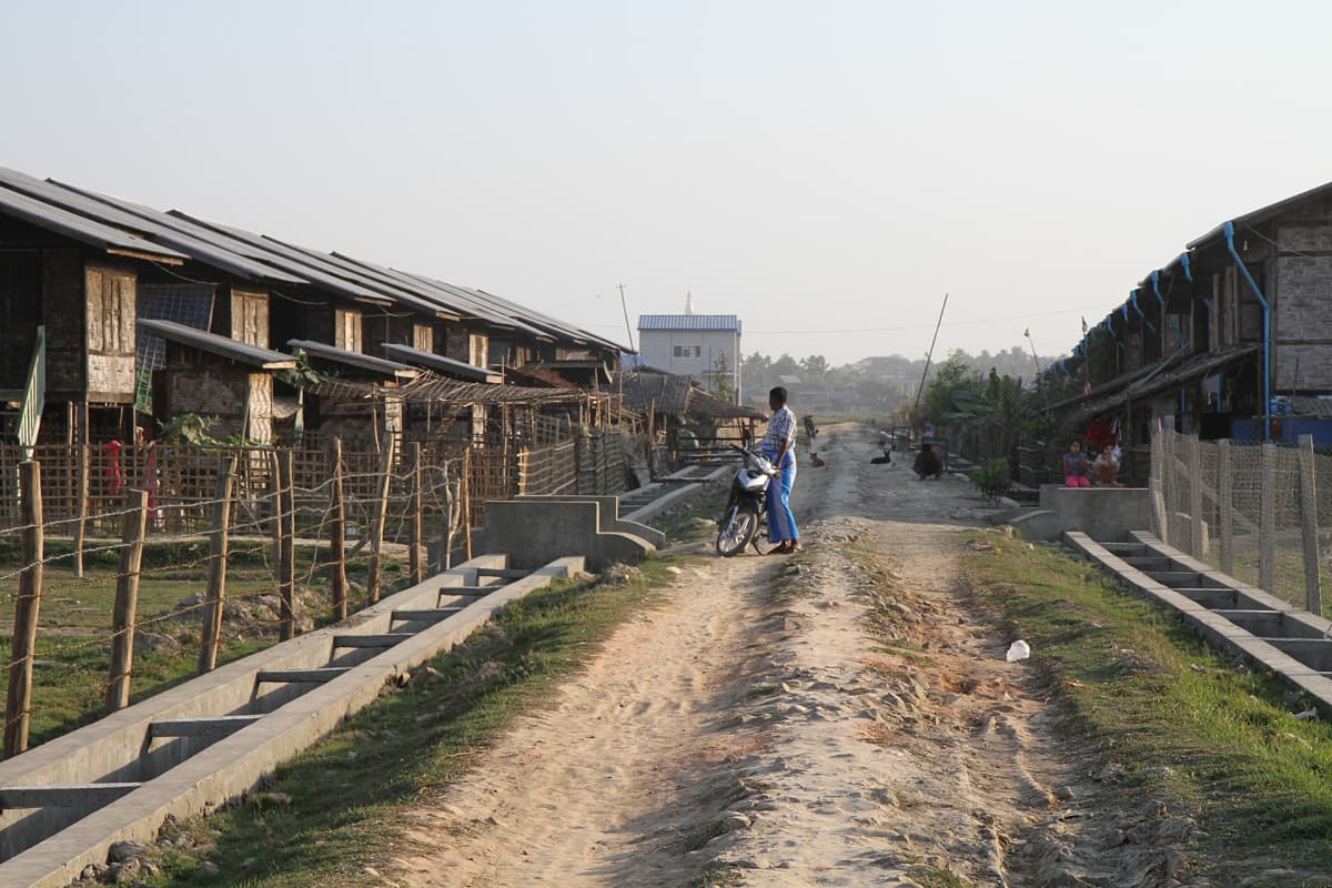 Amnesty Internationalin mukaan Myanmar on apartheidvaltio, jossa muslimivähemmistön oikeuksia poljetaan valtion politiikalla. Rohingyamuslimit eivät saa liikkua buddhalaisväestön keskuudessa ja heiltä on kielletty kansalsisuus lainsäädännöllä.