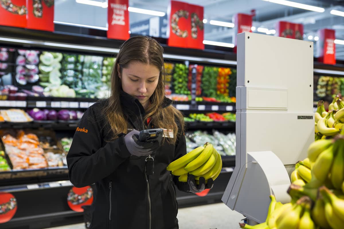 Työntekijä Sonja Ronkainen punnitsee bannaneja Citymarket Eastonissa