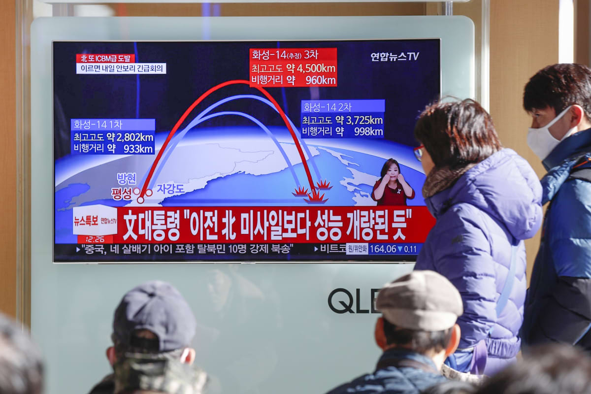 Eteläkorealaiset seuraavat televisiouutisia, joissa kerrotaan Pohjois-Korean uusimmasta ballistisen ohjuksen kokeesta.