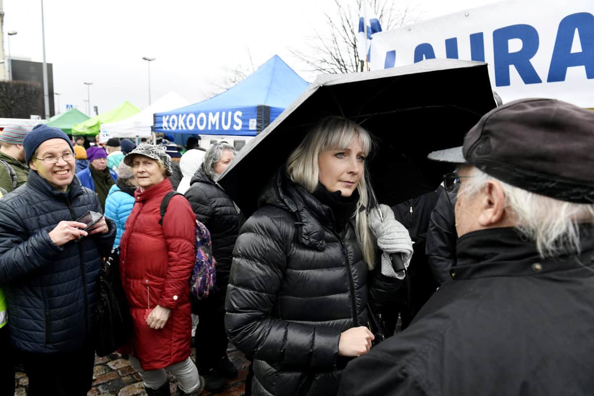 Perussuomalaisten presidenttiehdokas Laura Huhtasaari oli tavattavissa Hakaniementorilla sunnuntaina 3. joulukuuta.