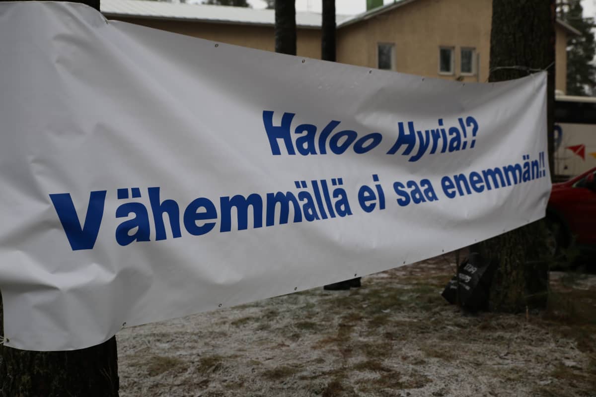 Hyvinkäällä ja Riihimäellä Hyria-ammattikoulun ammatilliset opettajat marssivat tänään ulos koulusta puoliltapäivin.