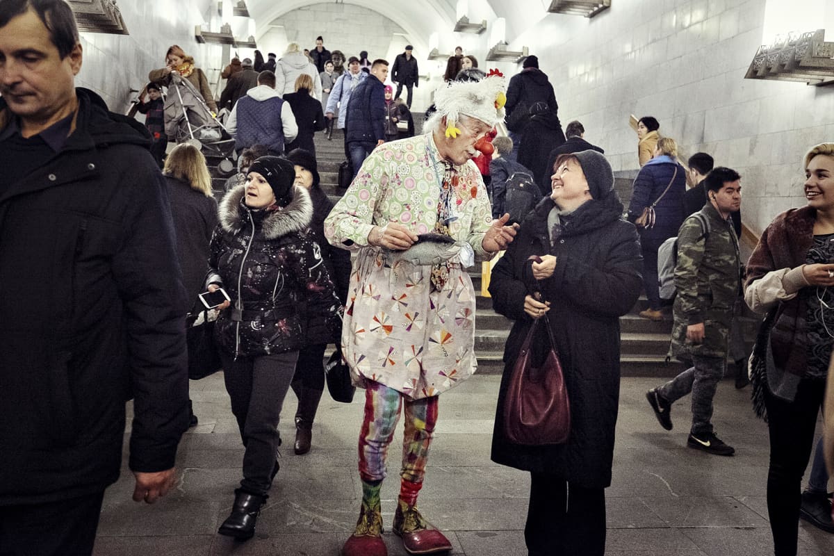 Adams kohtaa ihmiset vaikka Moskovan metrossa.
