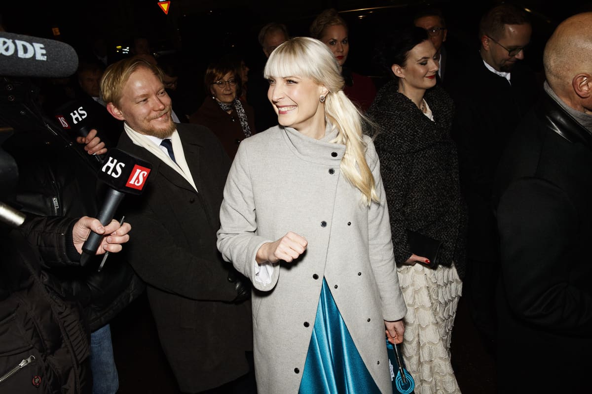 Perussuomalaisten presidenttiehdokas Laura Huhtasaari (oik) ja miehensä Teemu Lämsä saapuvat itsenäisyyspäivän vastaanotolle Presidentinlinnaan Helsingissä 6. joulukuuta