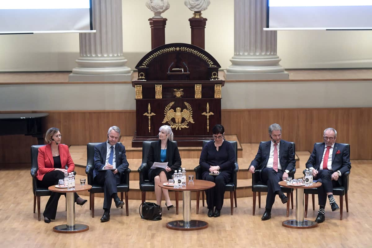 Presidentinvaaliehdokkaat Tuula Haatainen (vas), Pekka Haavisto, Laura Huhtasaari, Merja Kyllönen, Sauli Niinistö ja Nils Torvalds presidentinvaalipaneelissa Helsingissä maanantaina 13. marraskuuta 2017.