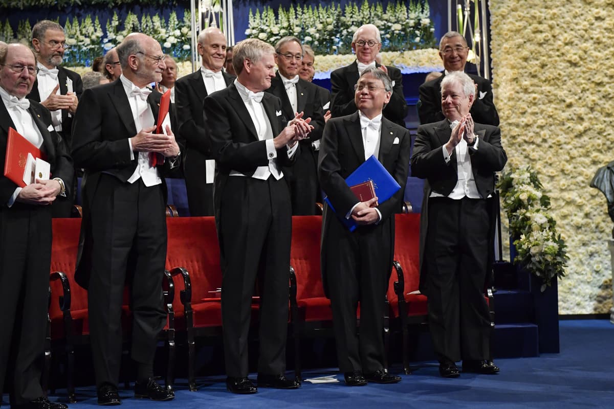 Jeffrey Hall, Michael Rosbash, Michael Young, Kazuo Ishiguro ja Richard Thaler.