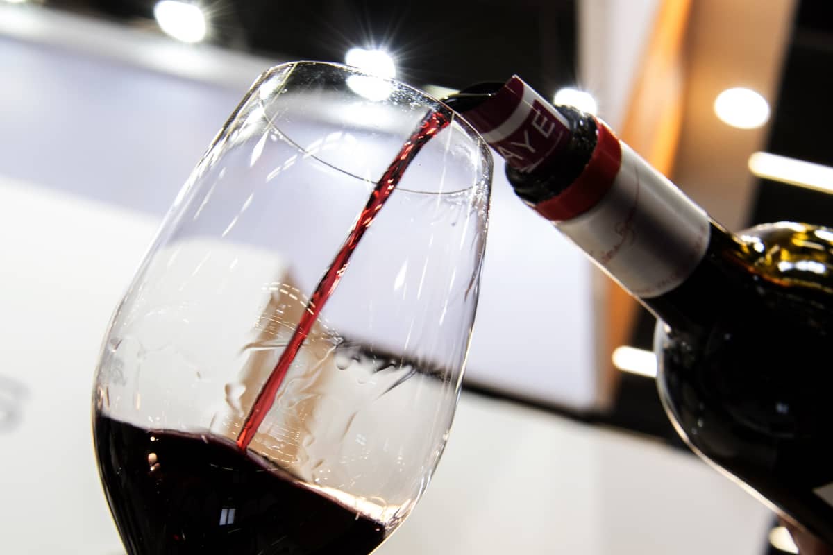 Punaviiniä kaadetaan lasiin Bordeaux'n viinimessuilla 2017.