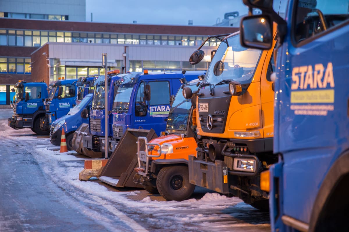 Helsingin kaupungin Staran työkoneita valmiina tositoimiin Staran varikolla Arabianrannassa 14.12.2017.