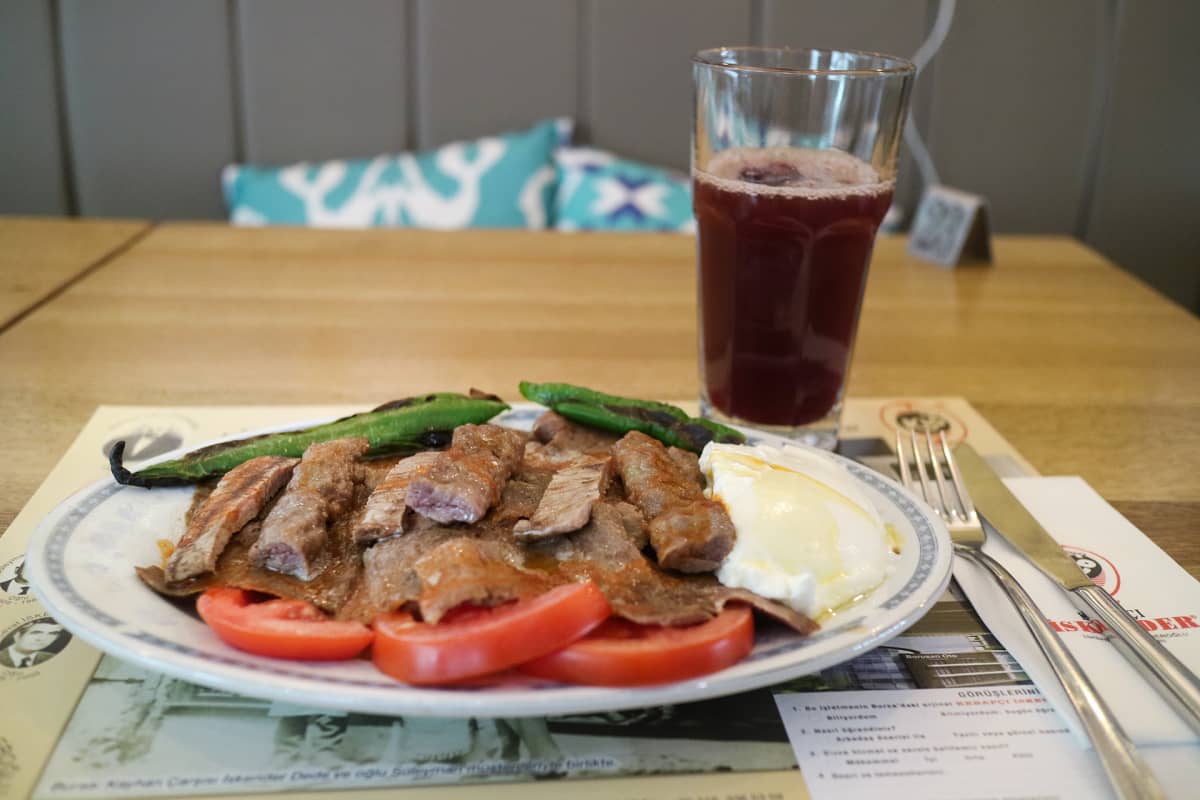 Iskender-kebabia juodaan Bursassa rypälemehun kanssa.