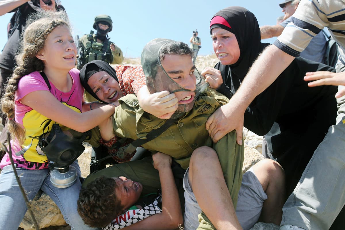 Ahed Tamili tappelee israelilaisia sotilaita vastaan elokuussa 2015.