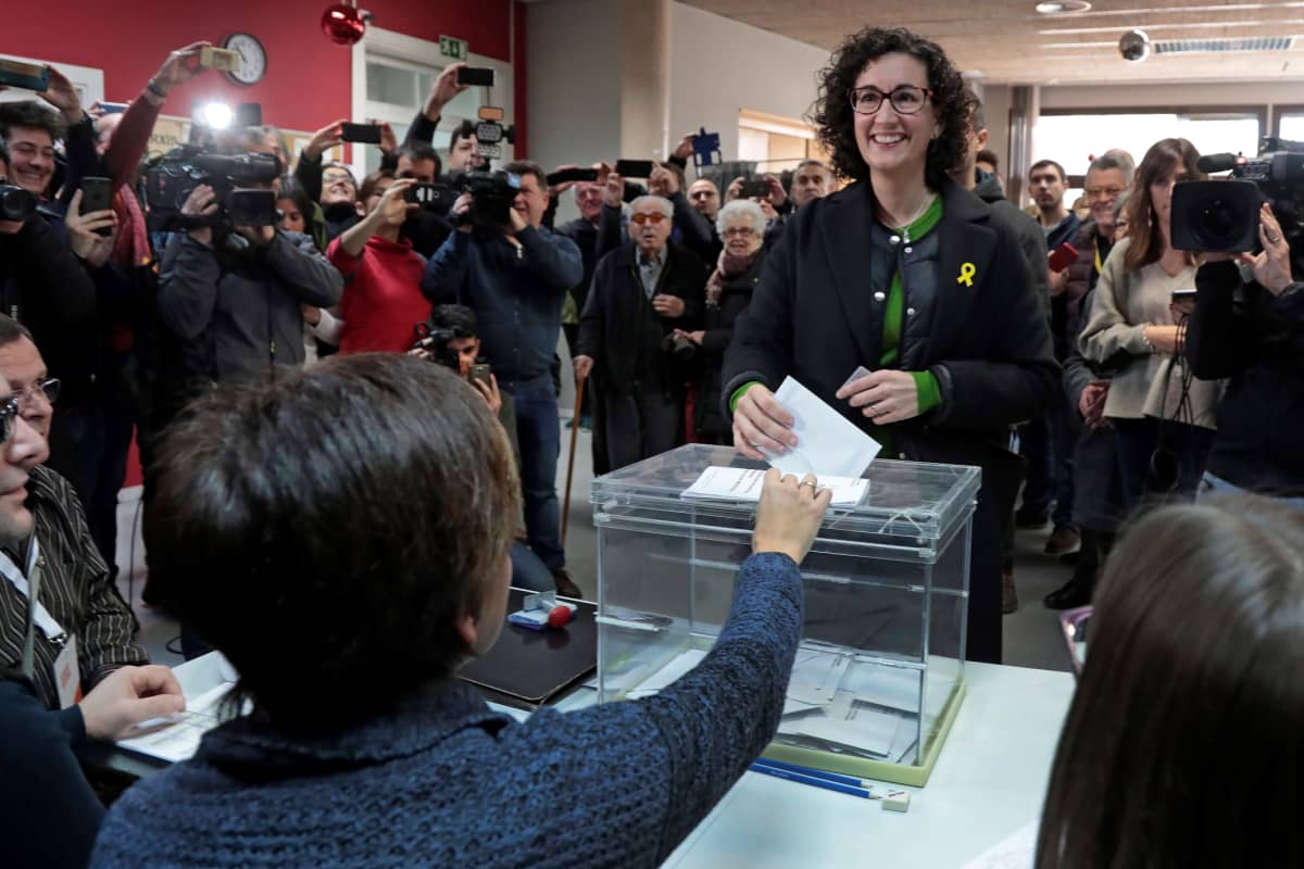 Itsenäisyyttä kannattavan vasemmistopuolueen puoluesihteeri Marta Rovira äänesti kameroiden edessä Barcelonassa.