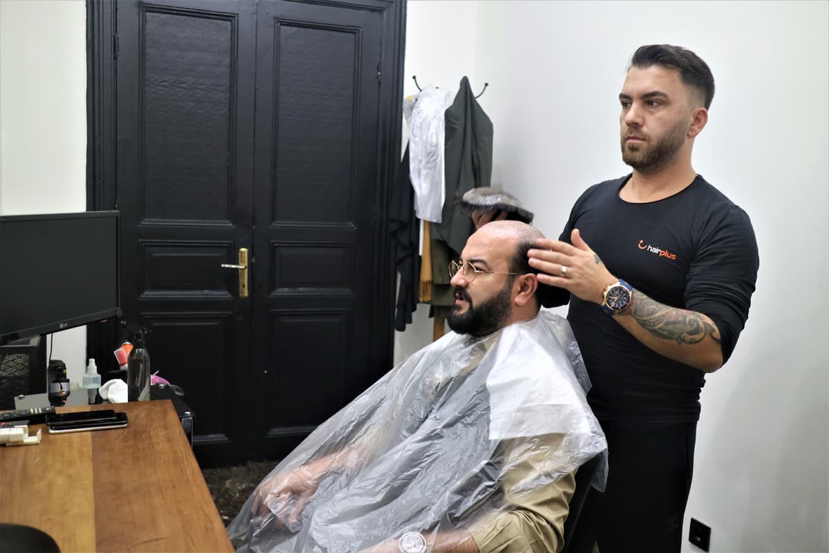 Erhan Nacar hankki hiuslisäkkeen, koska tunsi olonsa epävarmaksi kaljuna. Lisäkettä pitää huoltaa säännöllisesti klinikalla.