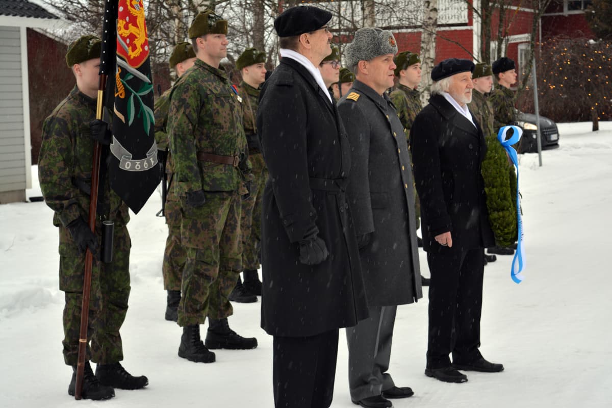 Vimpelin Reserviupseerit ry:n puheenjohtaja Tuomo Vihriälä, Reserviupseerikoulun johtaja Jouko Rauhala ja Vimpelin kunnanvaltuuston puheenjohtaja Seppo Tuomisalo laskivat seppeleen Pokelan vartiomuistomerkillä.