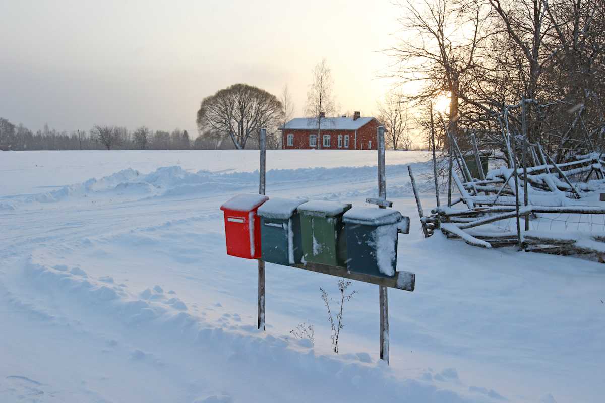 Rivi postilaatikoita maaseudulla. On aurinkoinen, talvinen päivä.