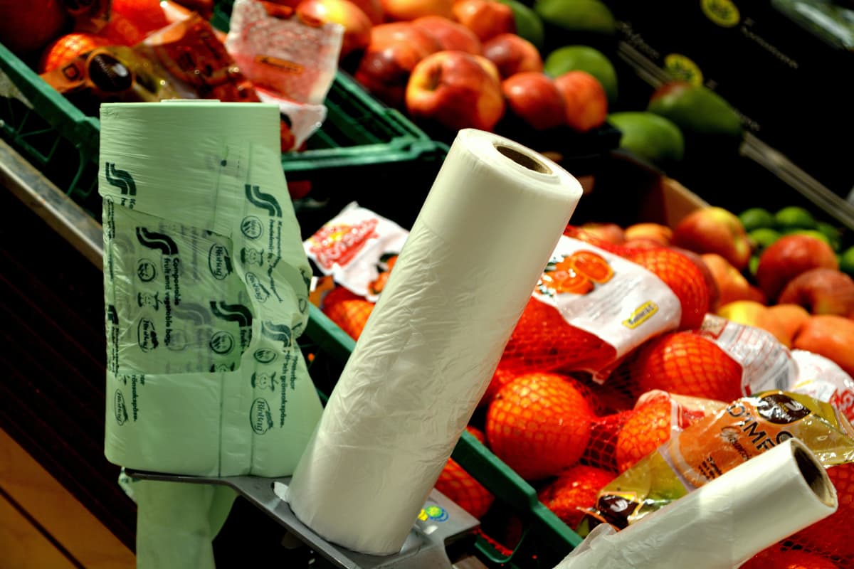 plastpåsar på rulle vid fruktdisken
