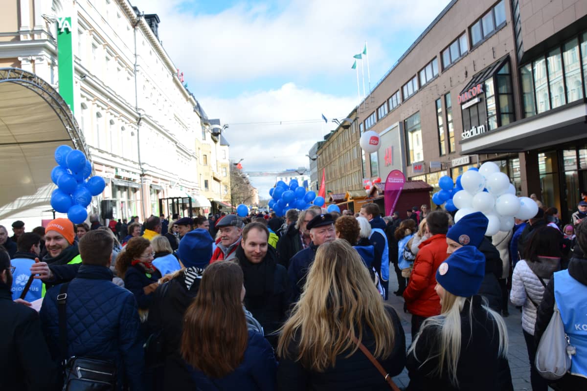 Eri puolueiden ehdokkaat juttelevat äänestäjien kanssa kadulla Turussa kuntavaalien alla 2017.