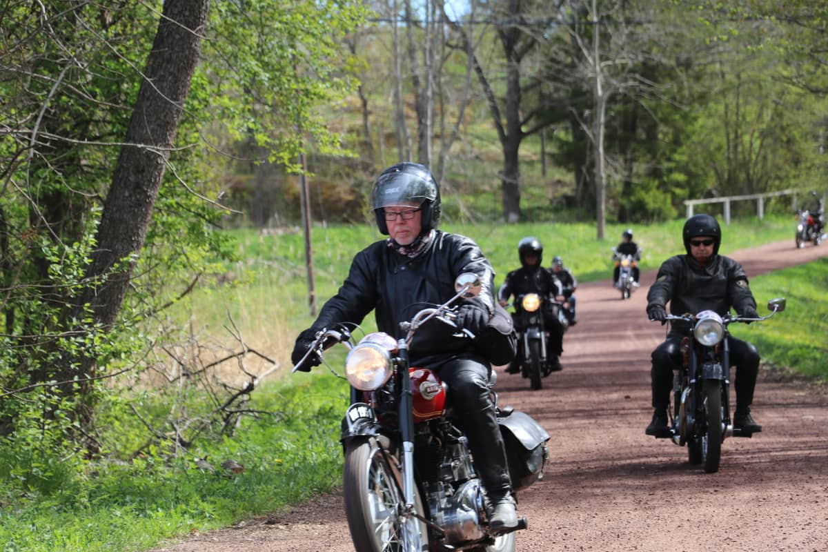Motorcyklister kör på landsväg.