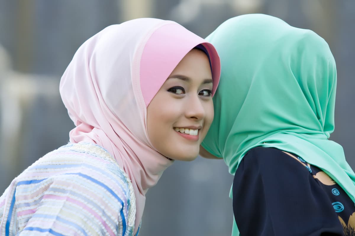 Två muslimska tjejer talar med varandra.