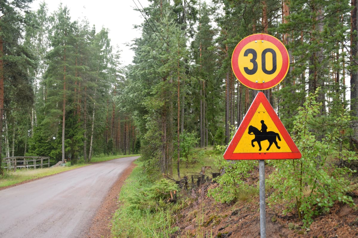 Vägskylt som varnar för ryttare på häst och 30 km/h gäller.