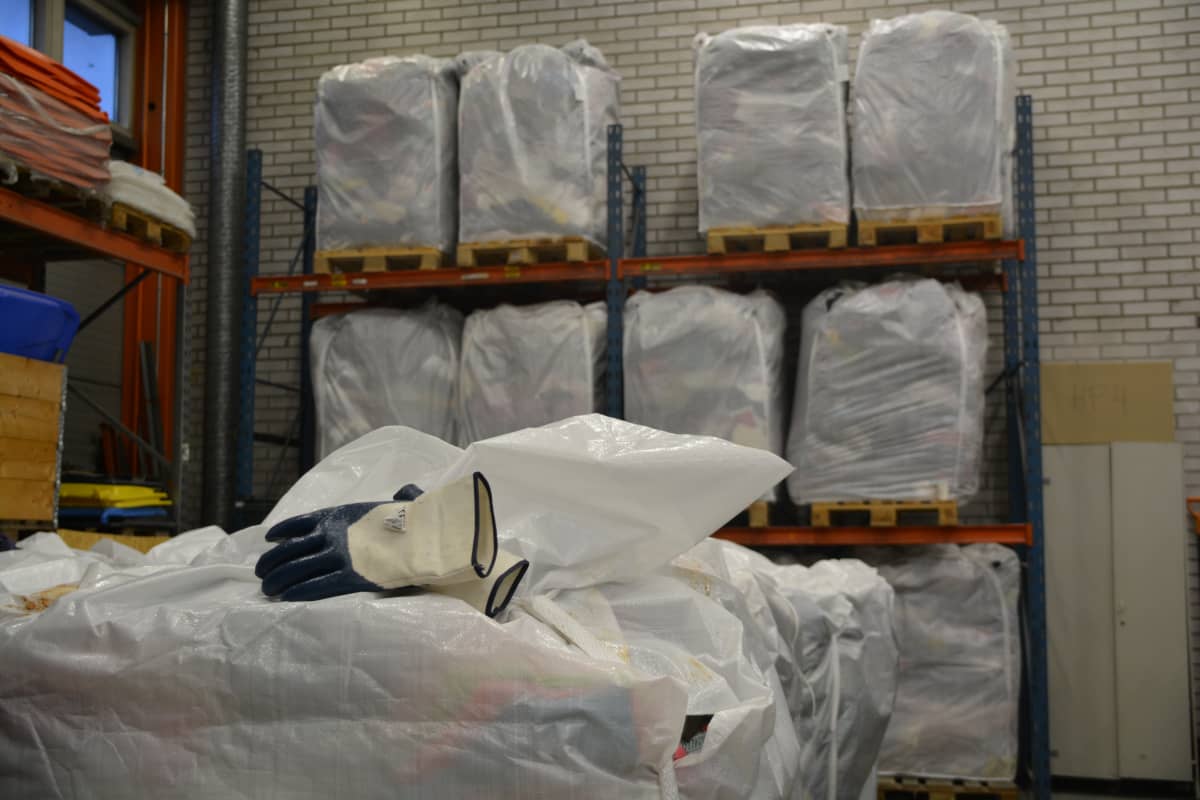 Inpackade kläder i Remeos förråd, redo för export