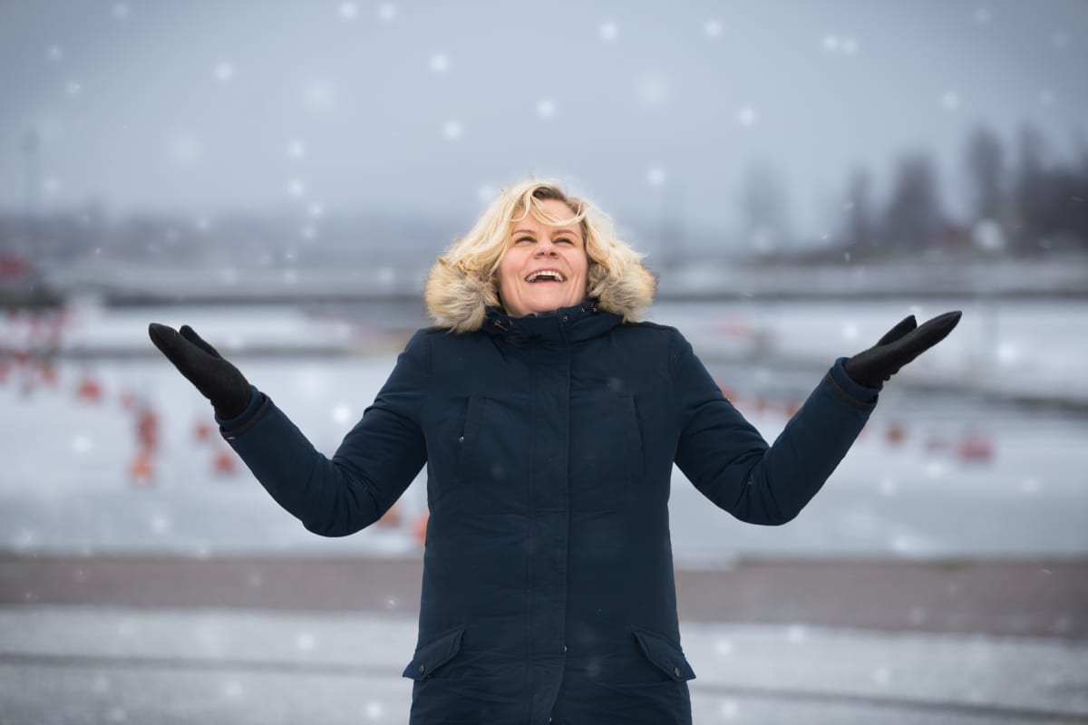Paula Noronen iloitsee lumisateesta.