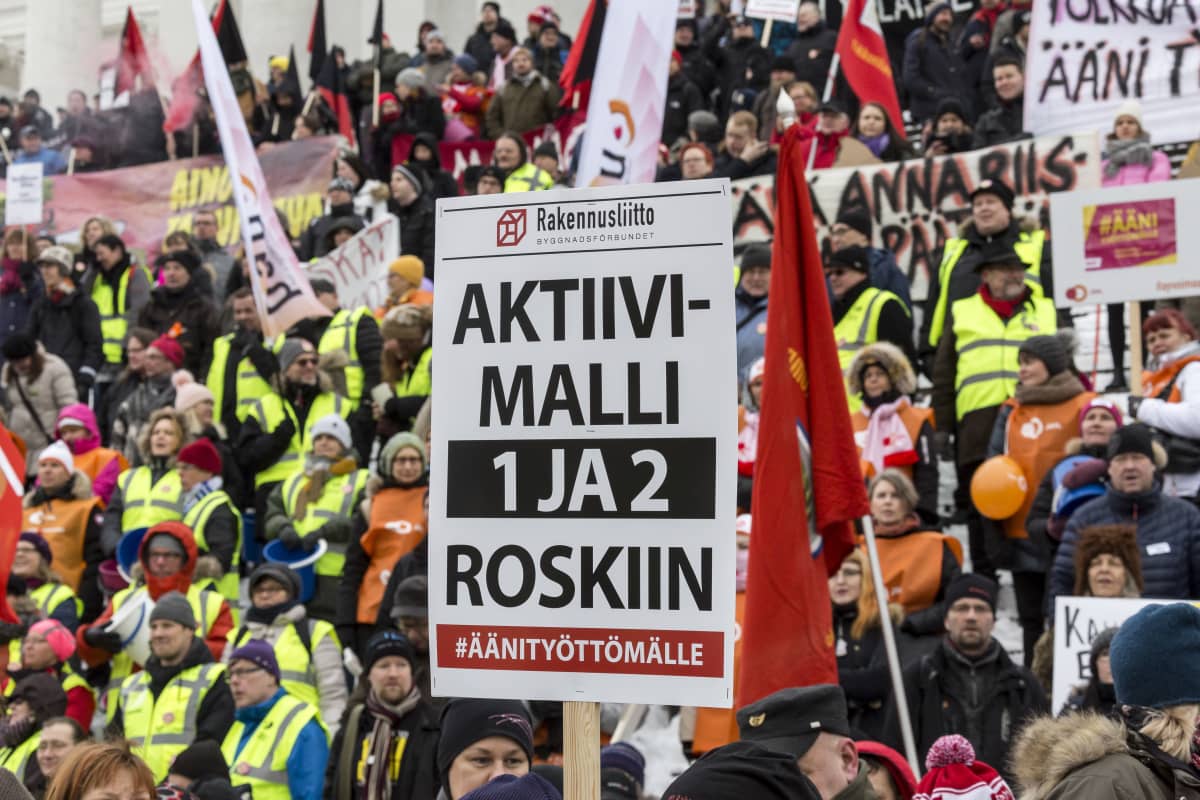 Aktiivimallia vastustava mielenosoitus Helsingin Senaatintorilla helmikuussa 2018.