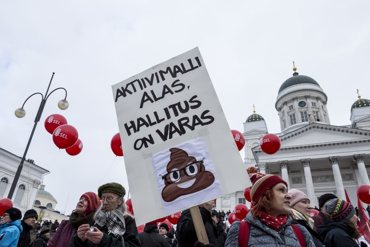 Aktiivimallia vastustava mielenosoitus Helsingin Senaatintorilla.