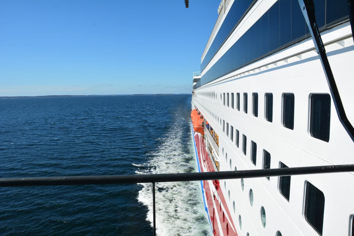 Foto från kommandobryggan på Viking Lines kryssningsfartyg M/S Grace.