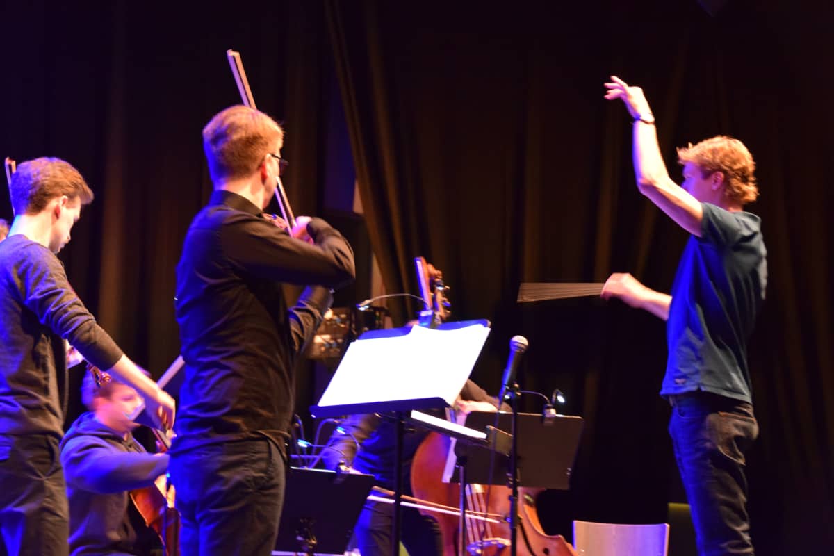 Kapellimestari Eero Lehtimäki johtaa Game Music Collectivea.