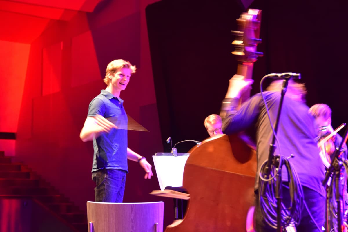 Eero Lehtimäki johtaa Game Music Collectiven konserttia.