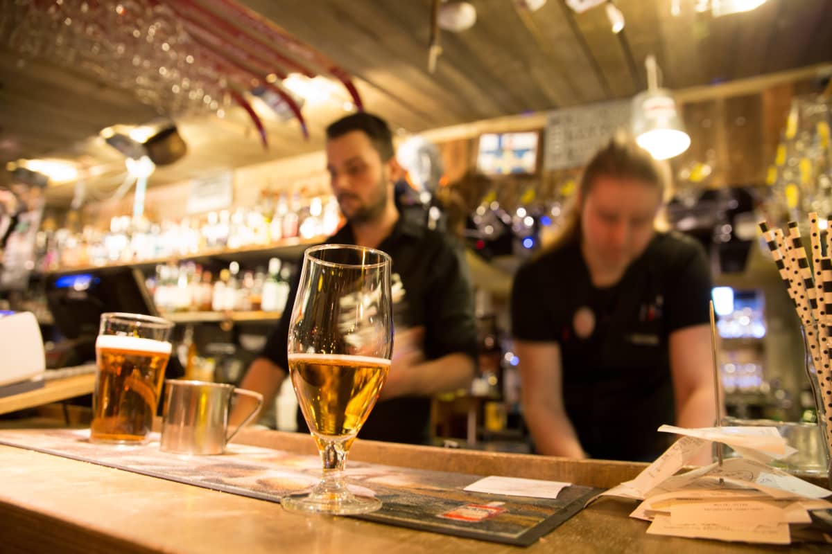Oluttuoppi tiskillä. Tzetor ravintola. Helsinki
