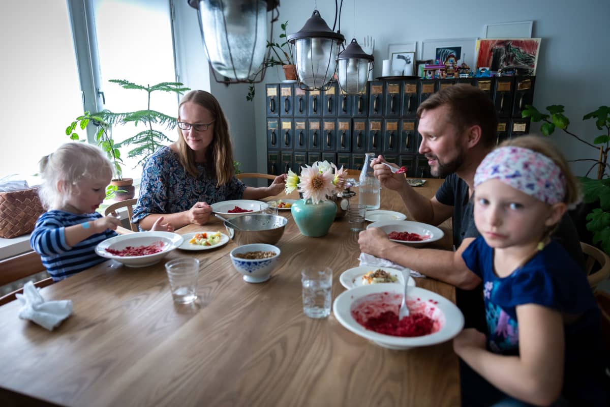 Toimittaja ja Maku-lehden päätoimittaja Satu Koivisto ja perhe ruokapöydässä, Helsinki, 23.8.2018.