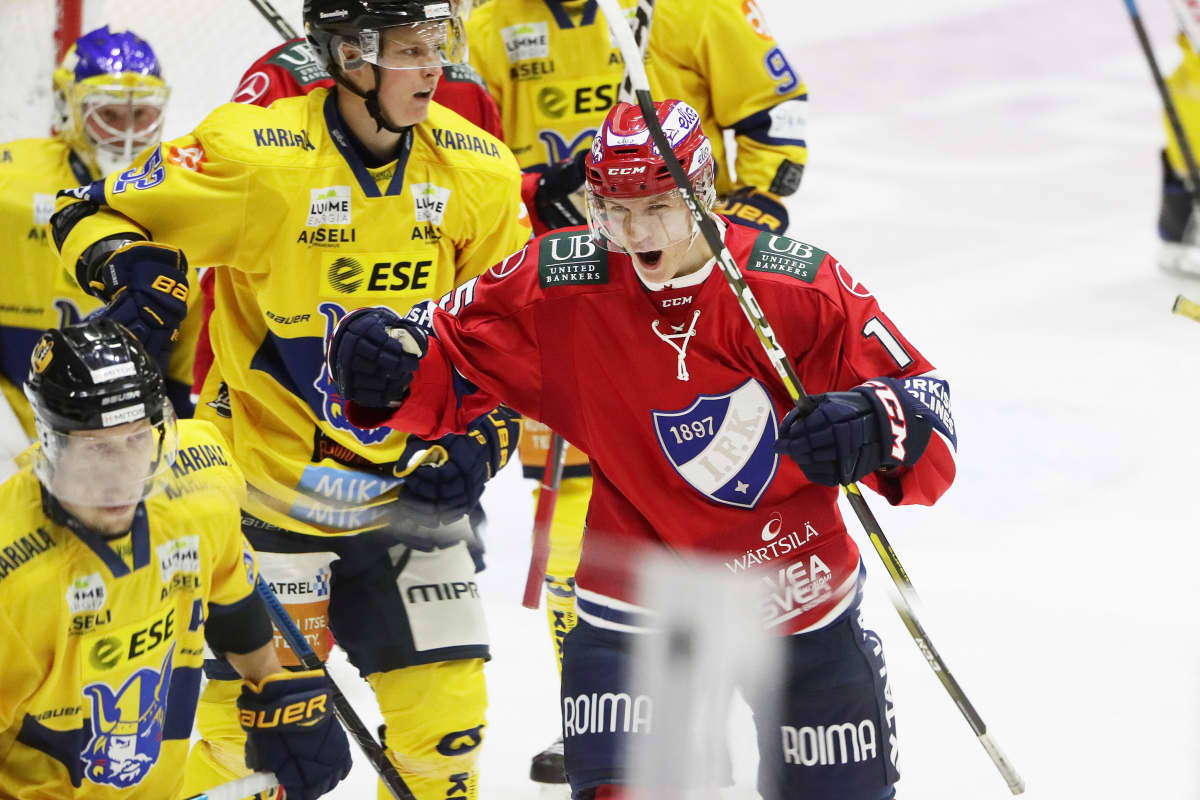 Anton Lundell jublar efter att ha gjort karriärens första ligamål.