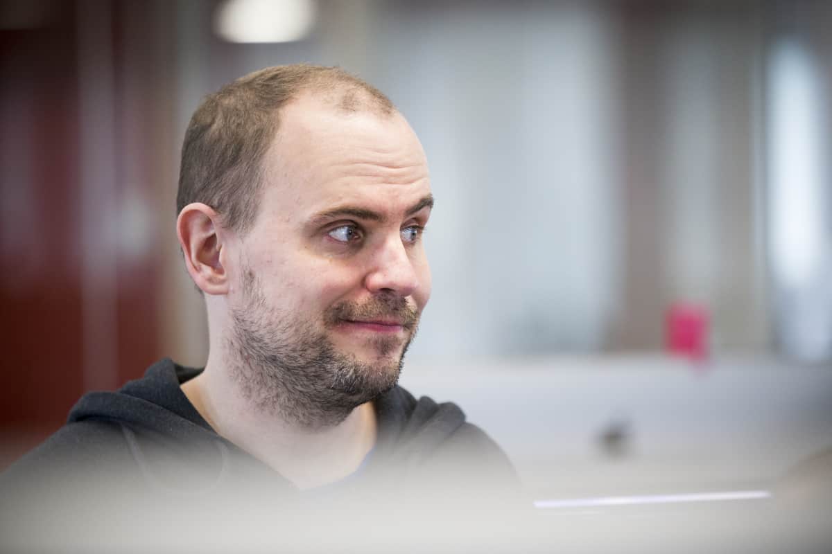 Fraktion Mikko Forsström toimistossa.