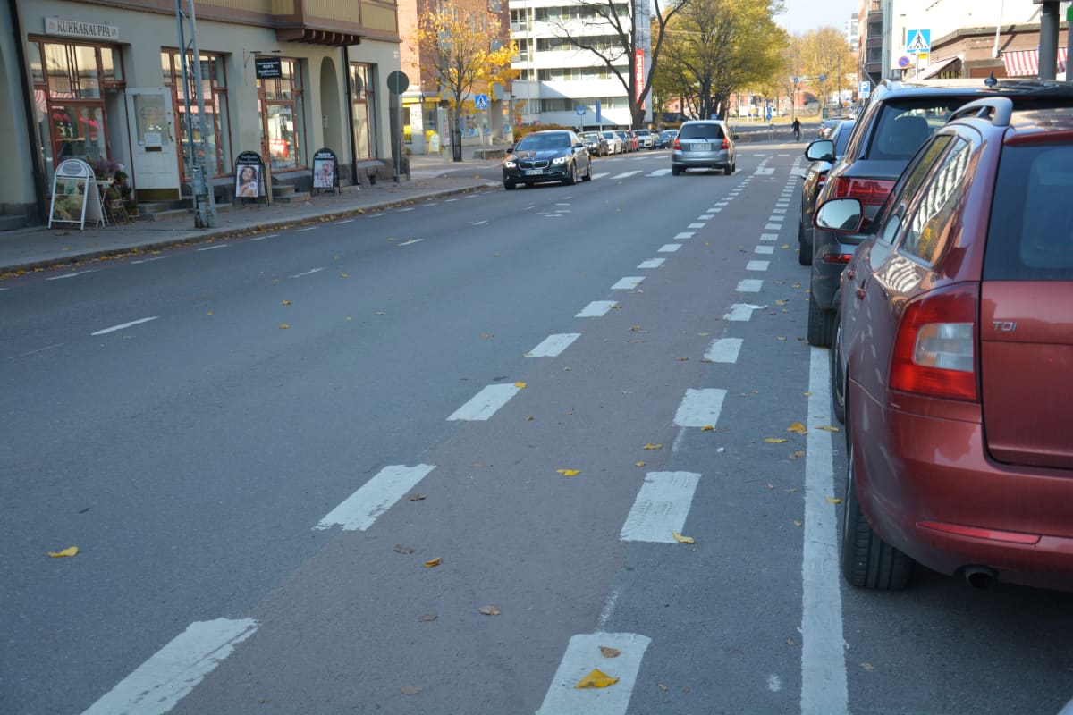 En cykelbana längs Humlegårdsgatan i Åbo.