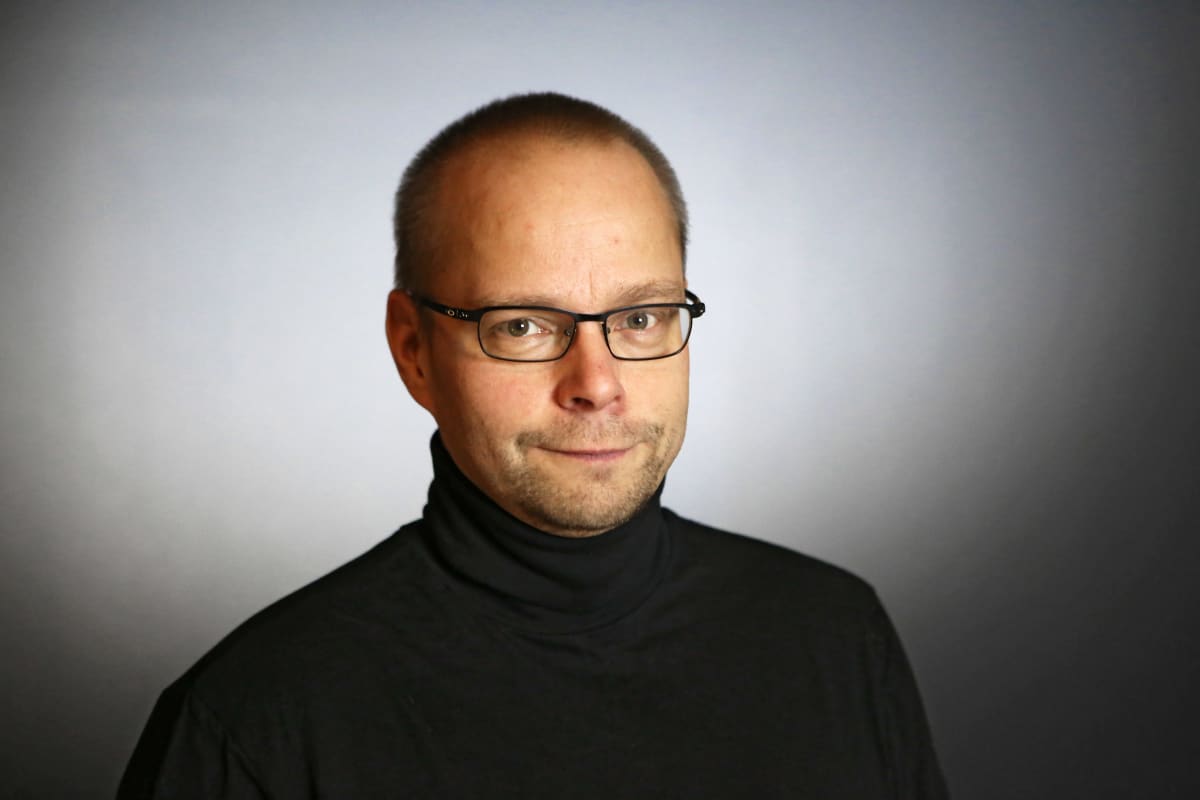 Kirjailija Roope Lipasti poseeraa kameralle.