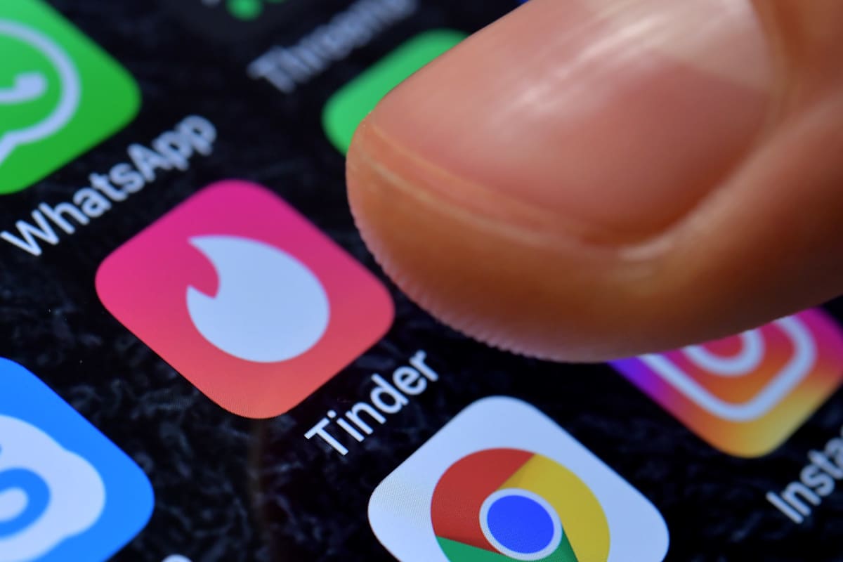 Tinder-sovelluksen kuvake älypuhelimen näytöllä.