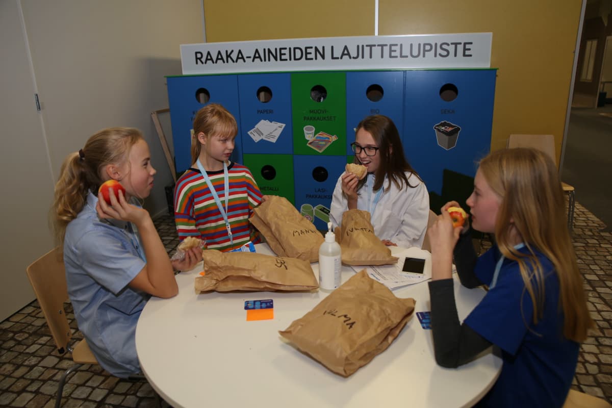 kuudesluokkalaiset syövät eväitään Viikin yrityskylässä