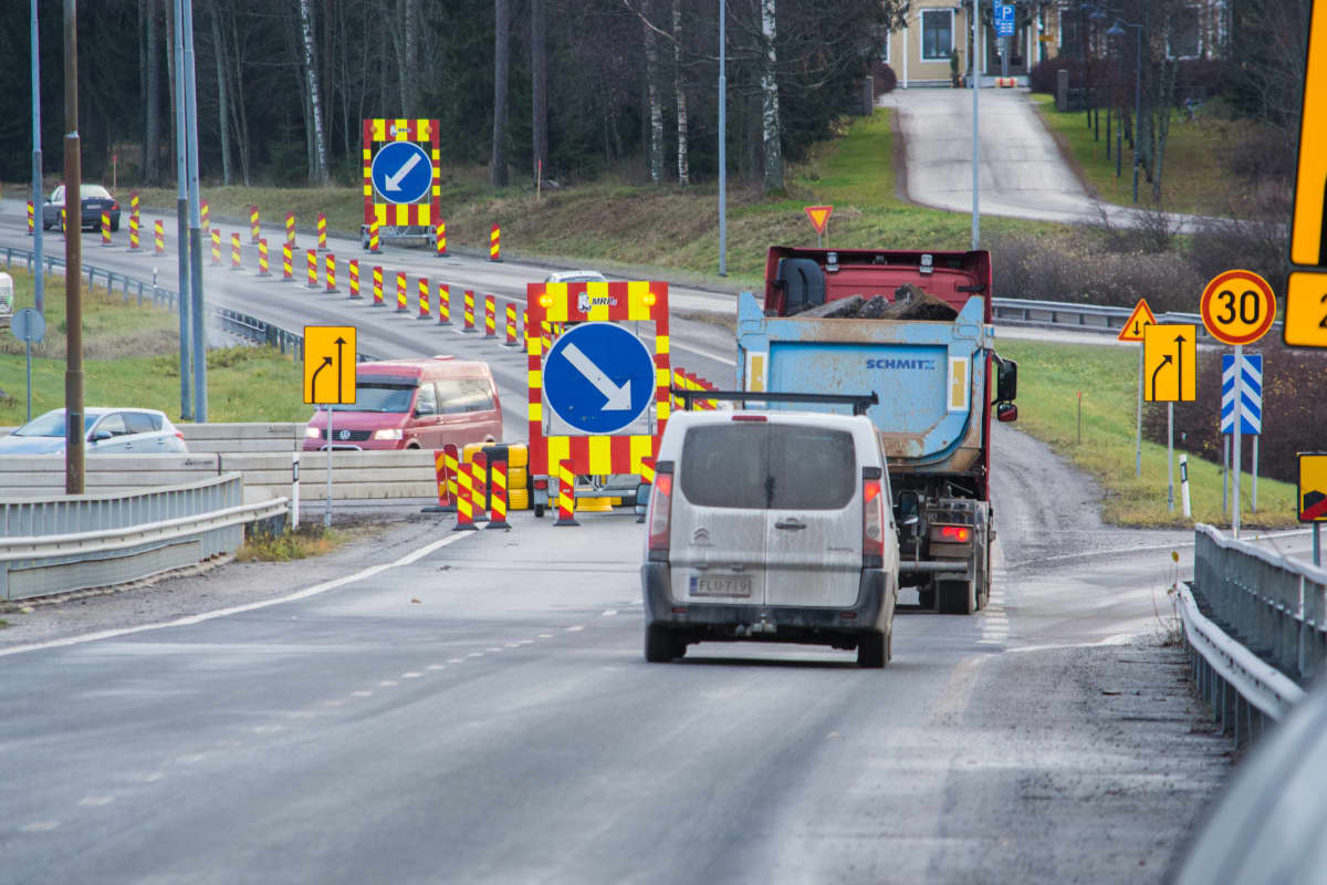 Kuorma-auto ja pakettiauto peräkkäin moottoritiellä.