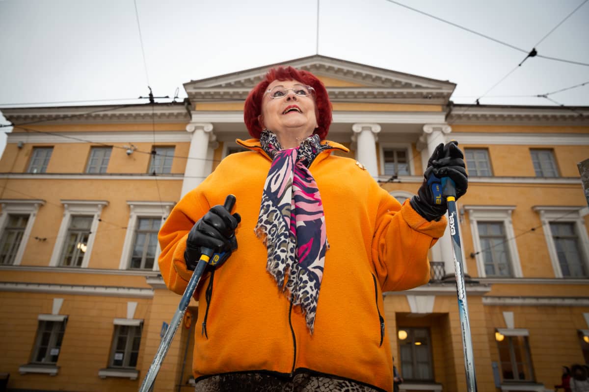 Sirpa Asko-Seljavaara Helsingin kaupungintalon edessä.