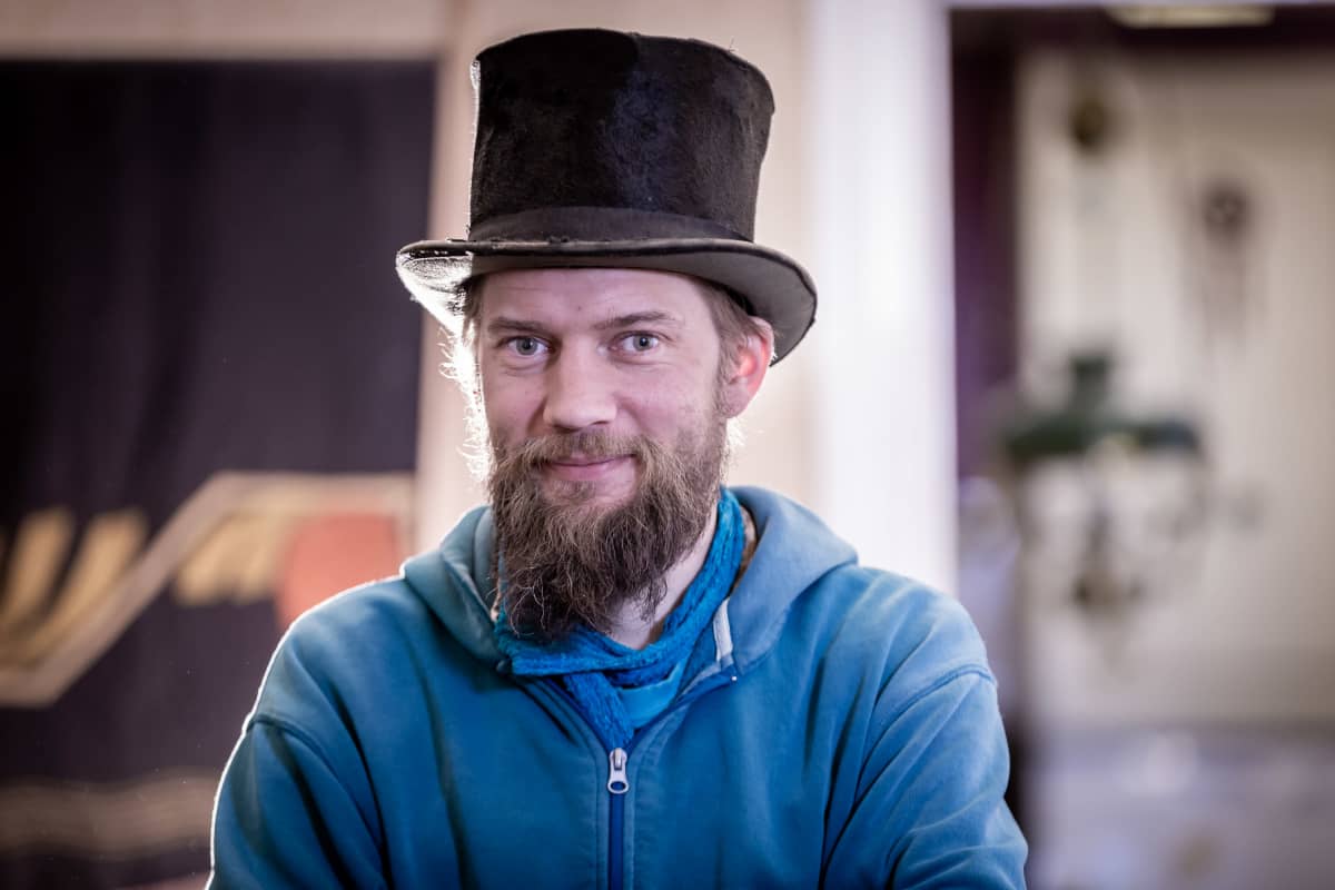 Kurikkalainen rumpujen tekijä Juha Järvinen musta silinterihattu päässä.