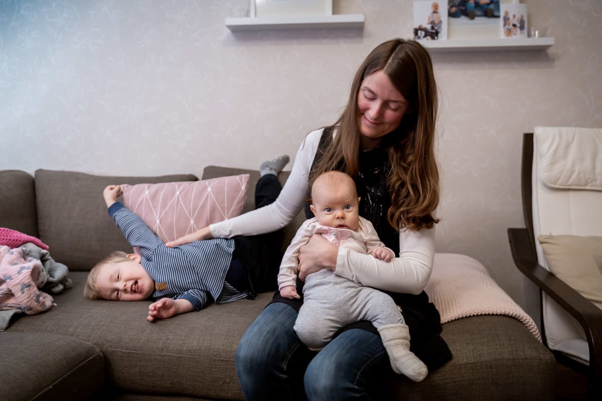 Luodossa asuva Heidi Ahlö, 3-vuotias Noel ja sylissä 3 kk ikäinen vauva Lowa kotonaan, Luoto, 4.12.2018.