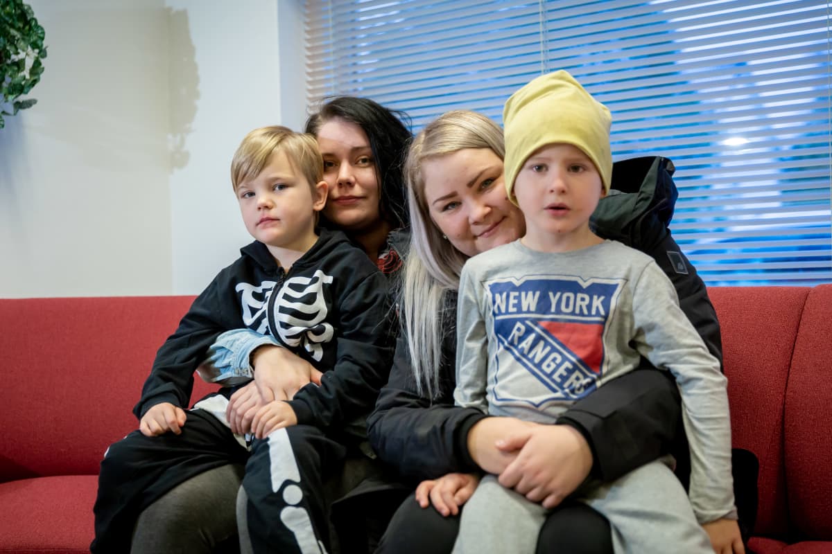Kaksi äitiä poikineen Pietarsaaresta rokotettavana Luodossa, tummatukkainen Johanna Nummensalo ja Pyry 4 v., ja vaaleatukkainen Anna Hautala ja Venho, 5 v., Luoto, 4.12.2018.